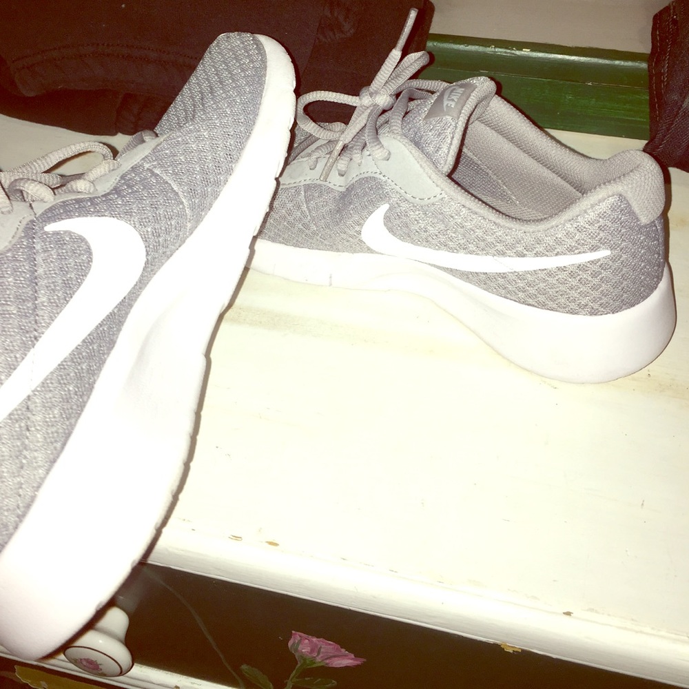 grey nike tennis shoe style