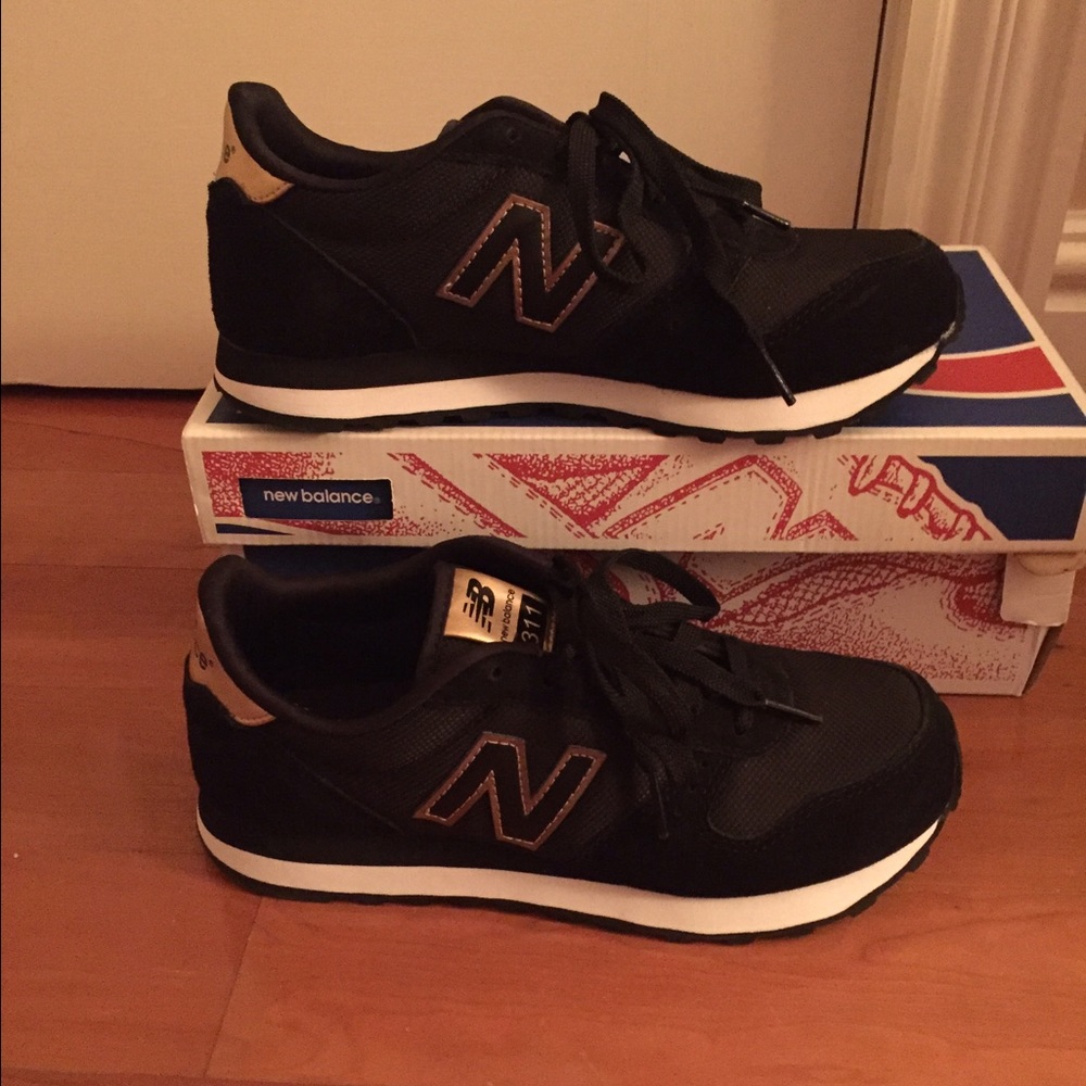 SOLD* NIB NEW BALANCE 311 SNEAKERS 7