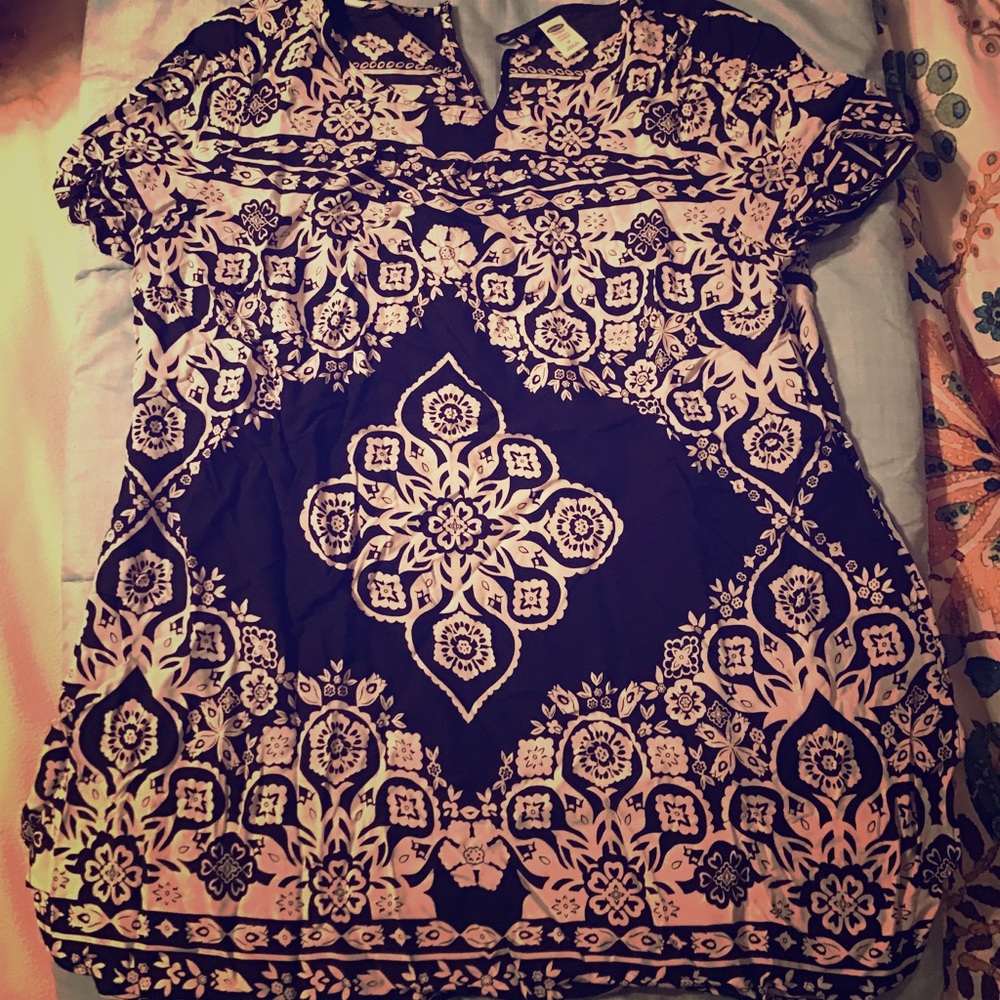 Old Navy maternity shirt size medium