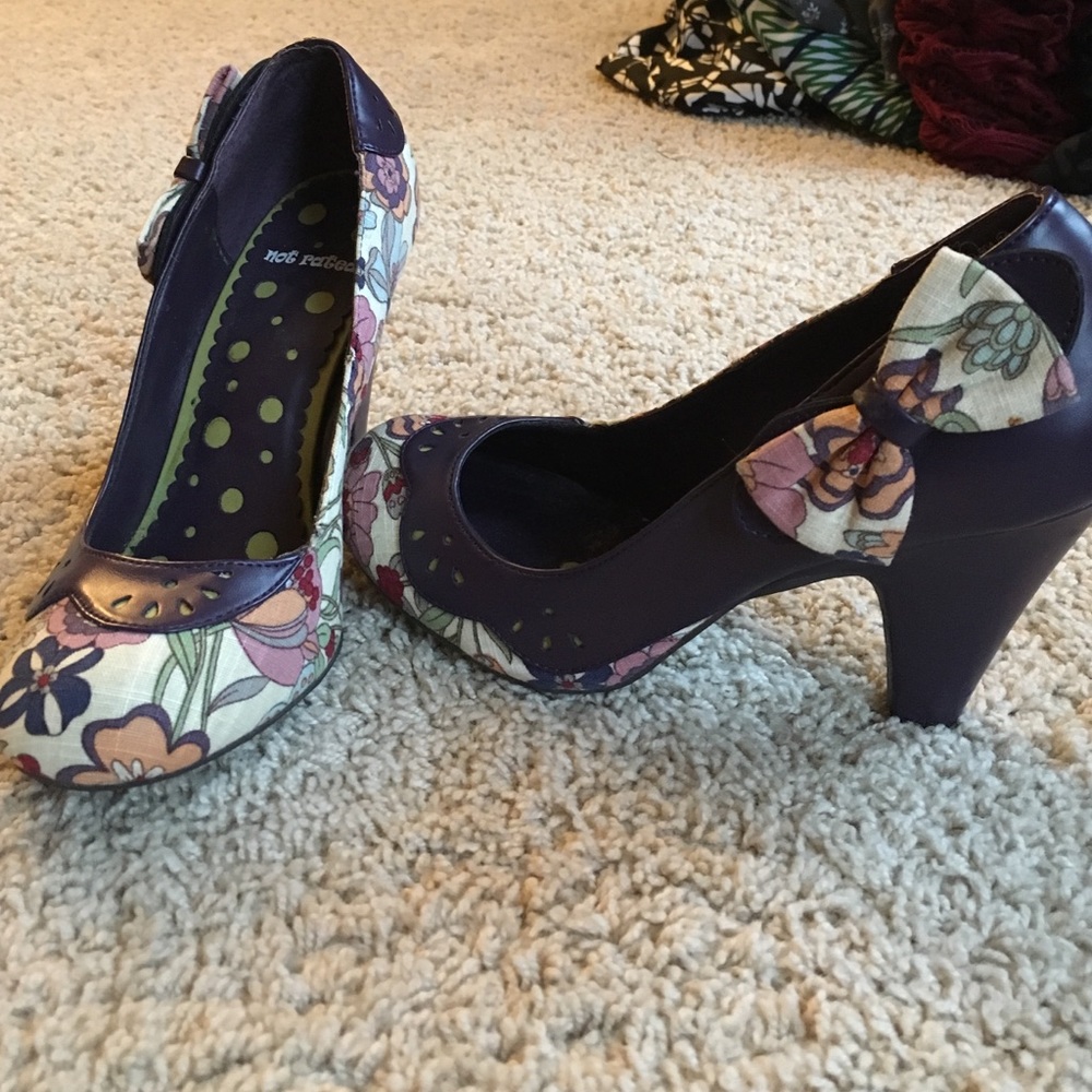 Cute and fun heels with trendy block heel!