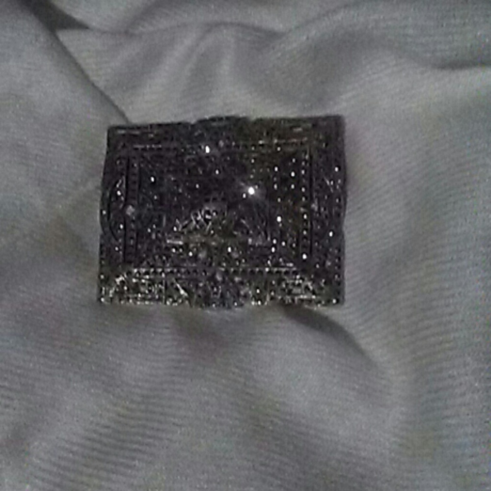 A pendant/brooch