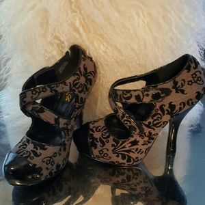 Pin Up Couture plaid pumps