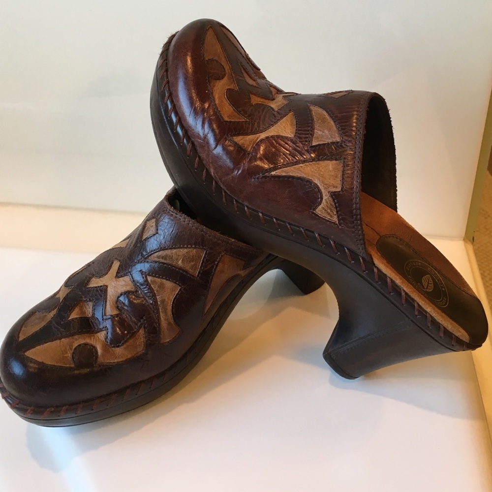 Excellent condition NURTURE clogs!