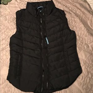 Black zip up light puffer vest