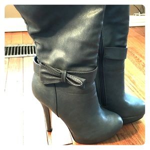 🌷🌷 FINAL PRICE DROP 🌷🌷Grey Boots w/ Side Bow