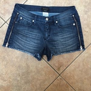BEBE zip up side shorts