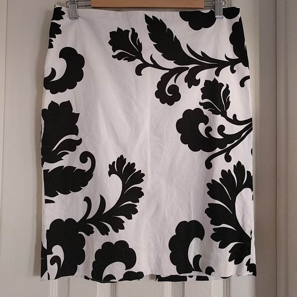 White House Black Market patterned skirt size 8
