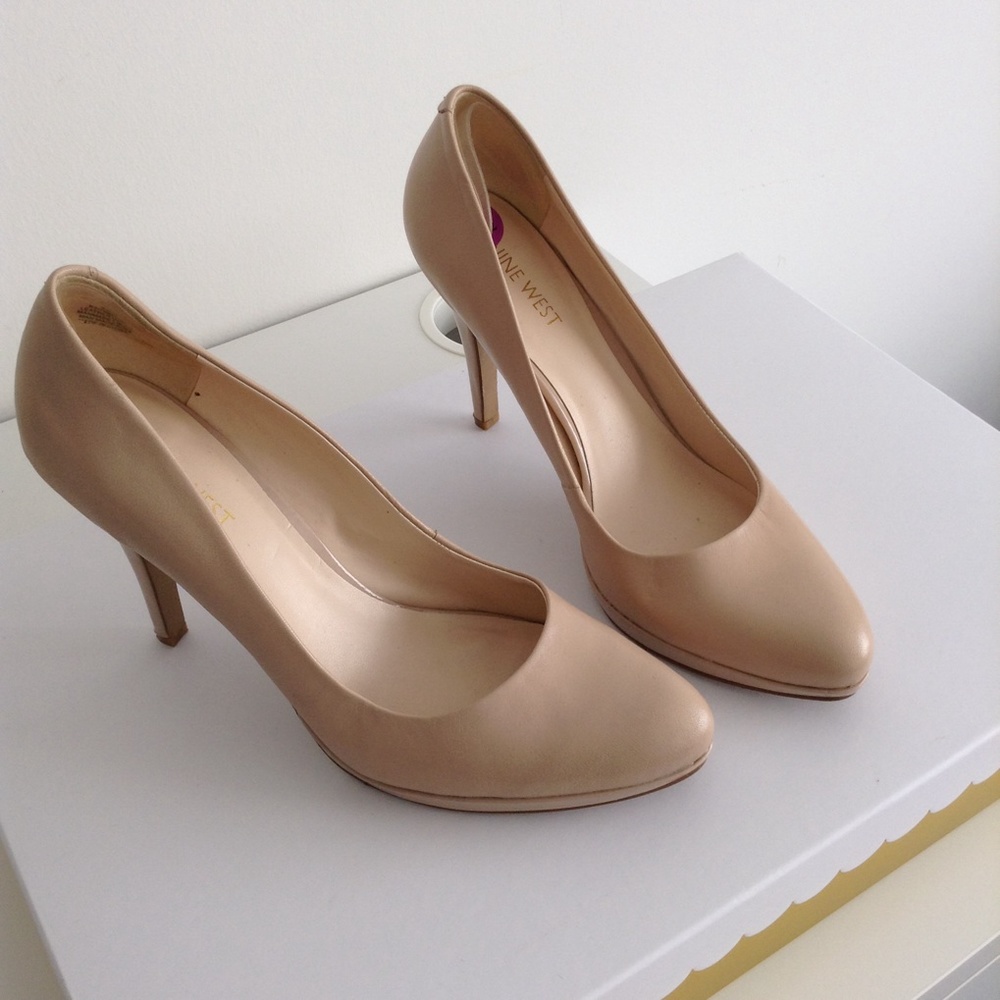 Beautiful Nine West Platform Pumps, like new!