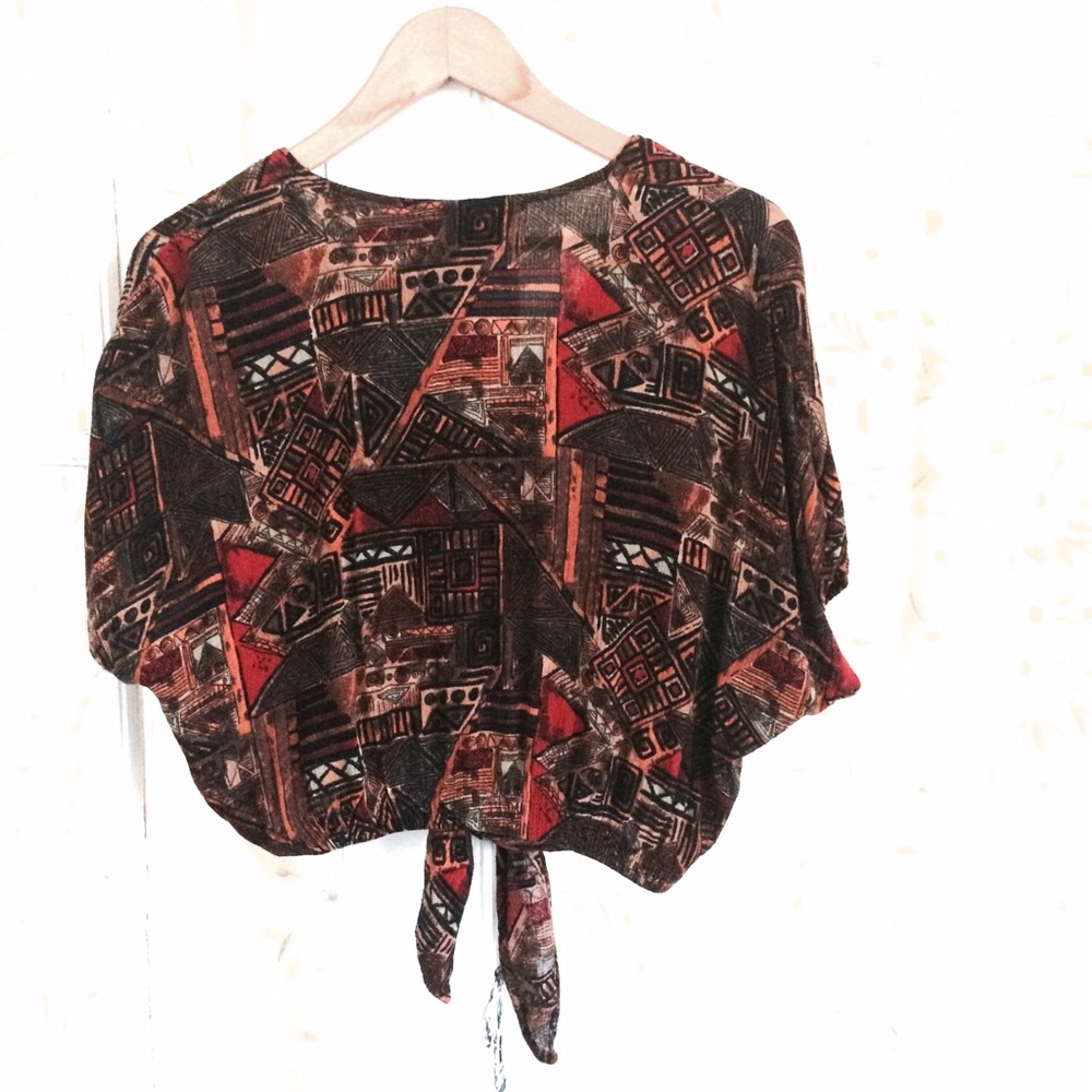Crop top - tie bottom w buttons