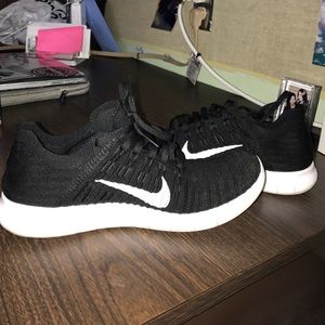 Black Nike flyknits
