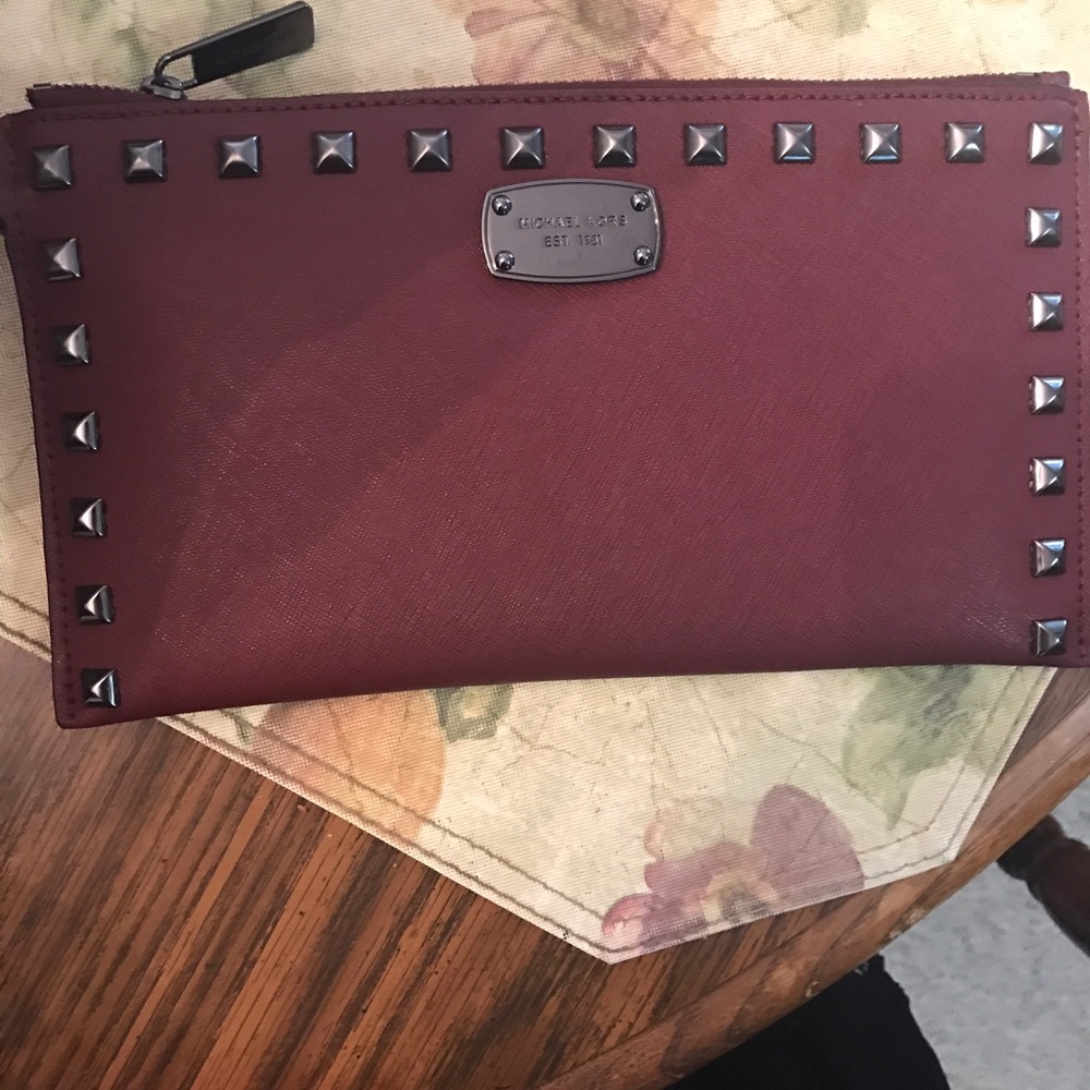 Michael kors saffiano stud wristlet