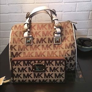 Michael Kors brown monogram Grayson w wallet