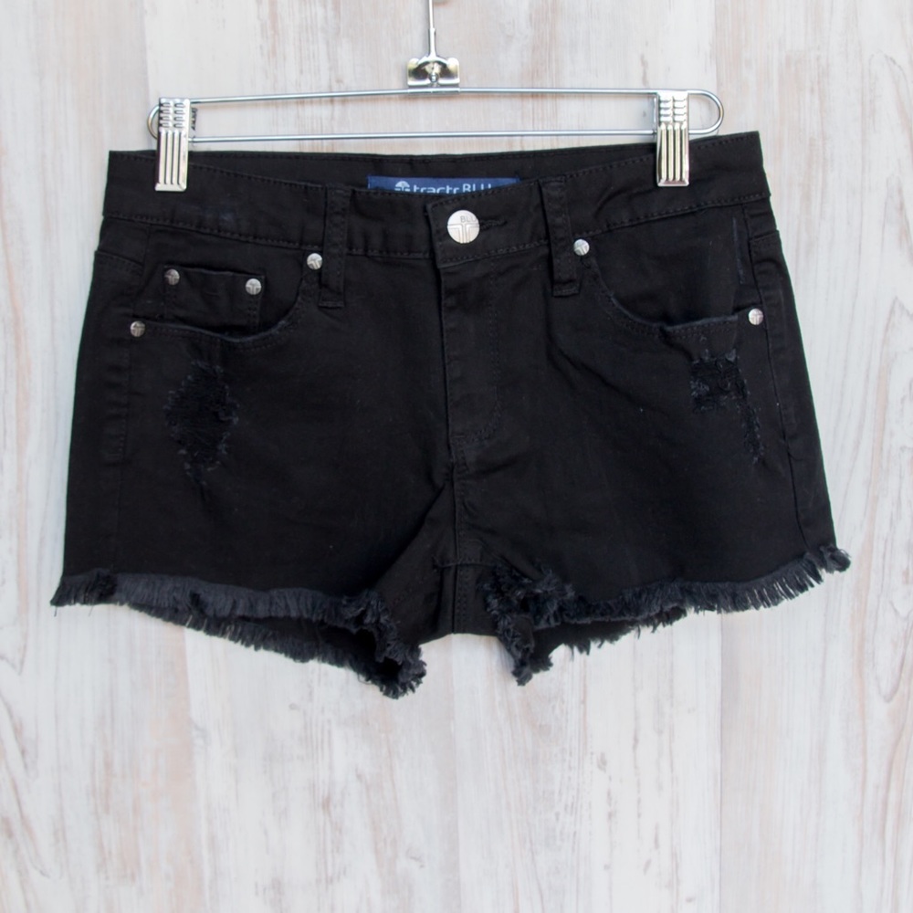 ๐BOUTIQUE ๐Black๐distressed denim shorts