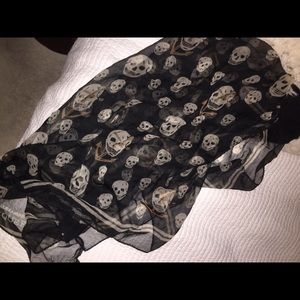 Alexander McQueen skull scarf