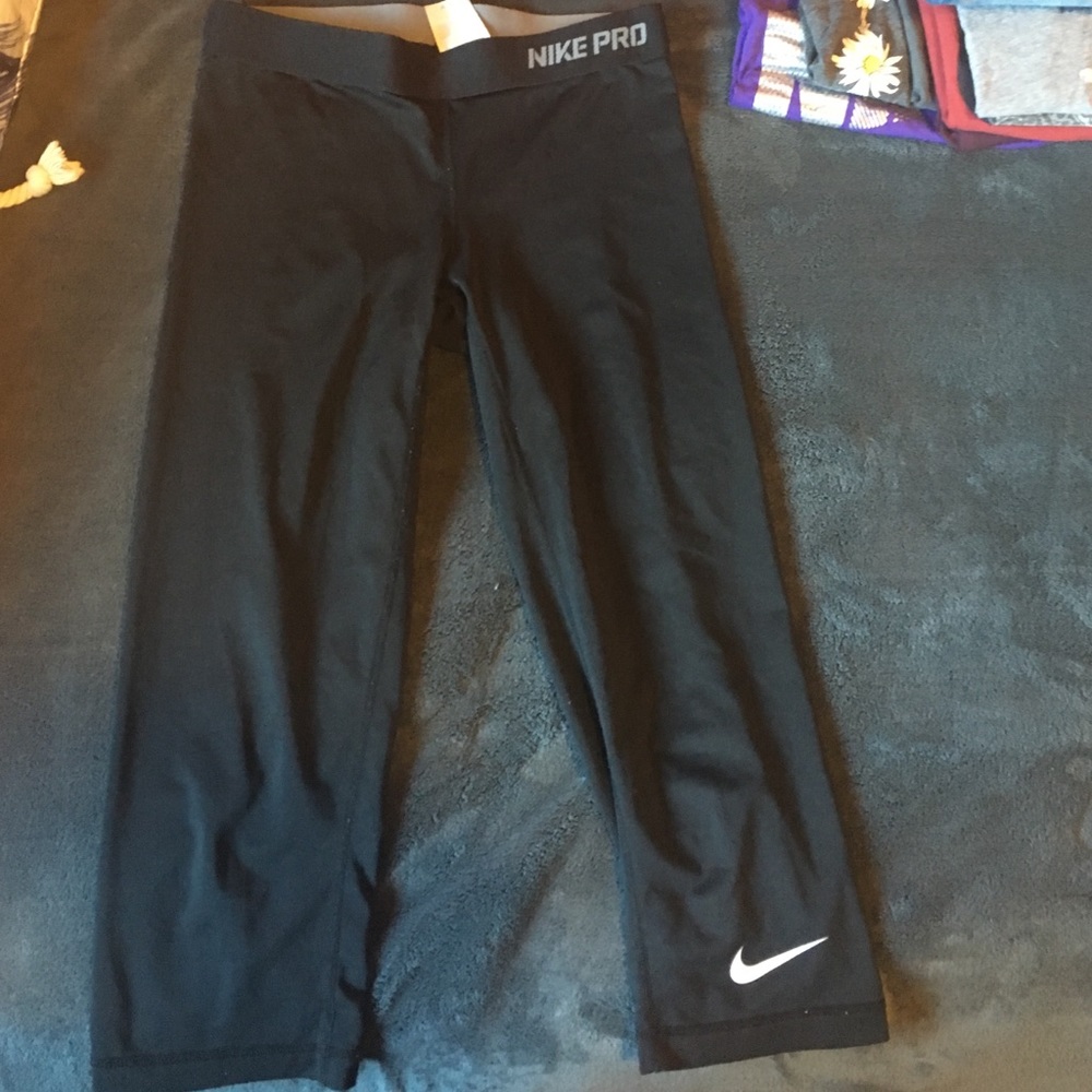 Black Nike pro cropped leggings