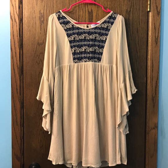 Flutter Sleeve Embroidered Dress- M - Picture 3 of 8