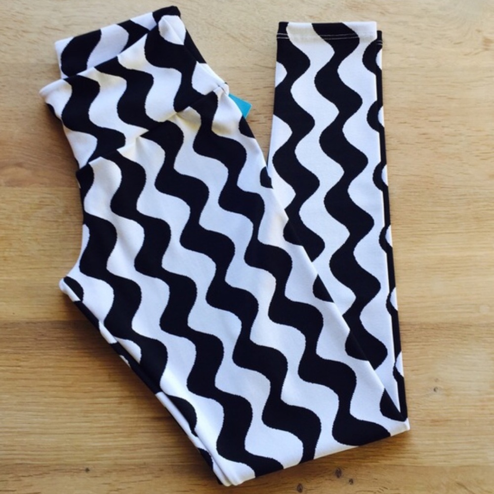 🖤🤍 Black & White Squiggly Pattern Leggings by Candida Maria