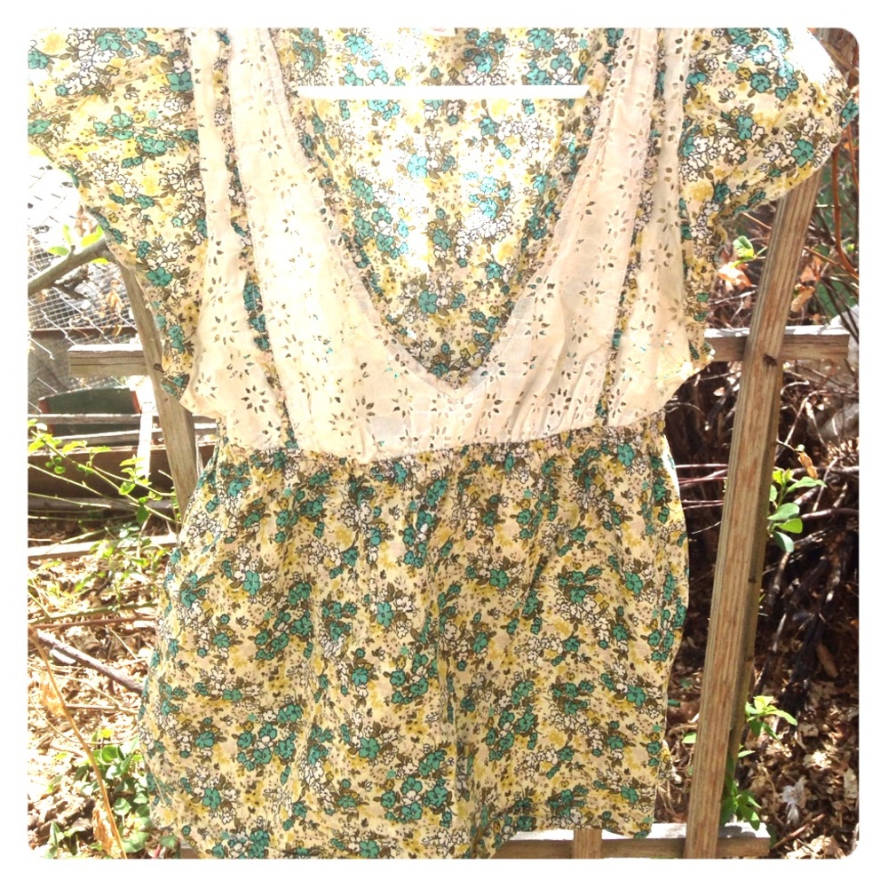 Mossimo bohemian floral Top, eyelet detail Small