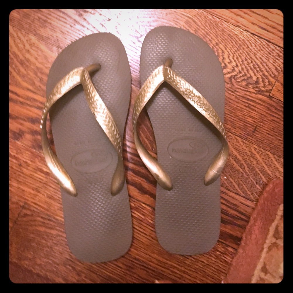Silver havaianas ! Size 7-8! Very good condition !