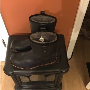 Ugg  black leather snow boots size 8