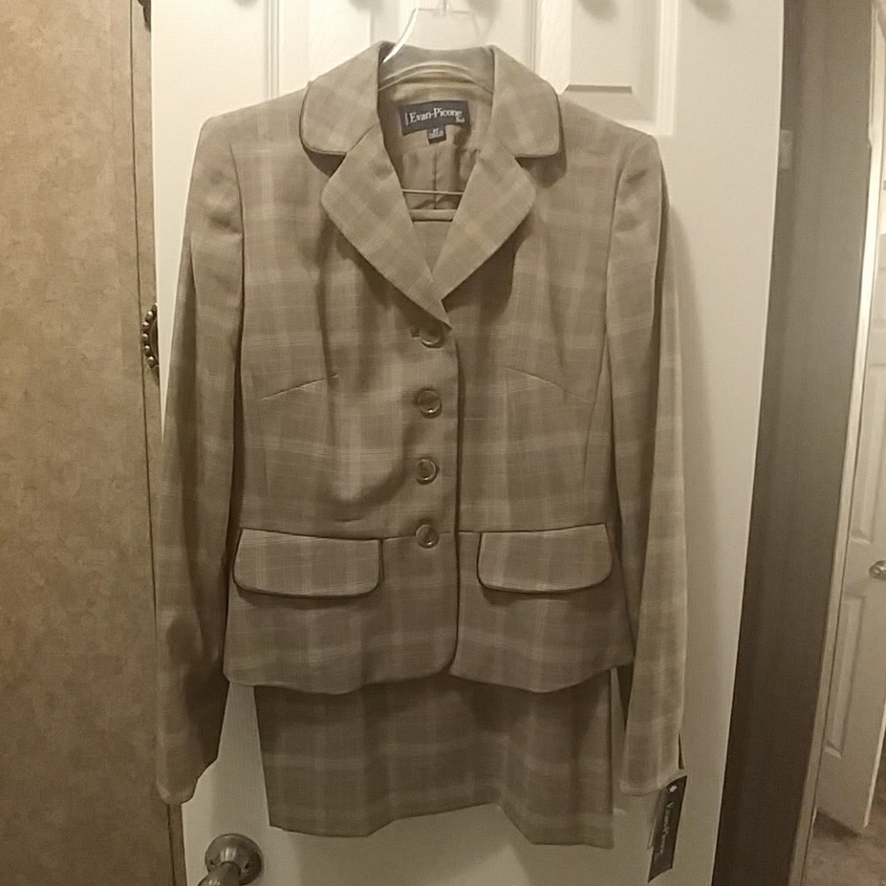 Women's Business Suit - Picture 2 of 3