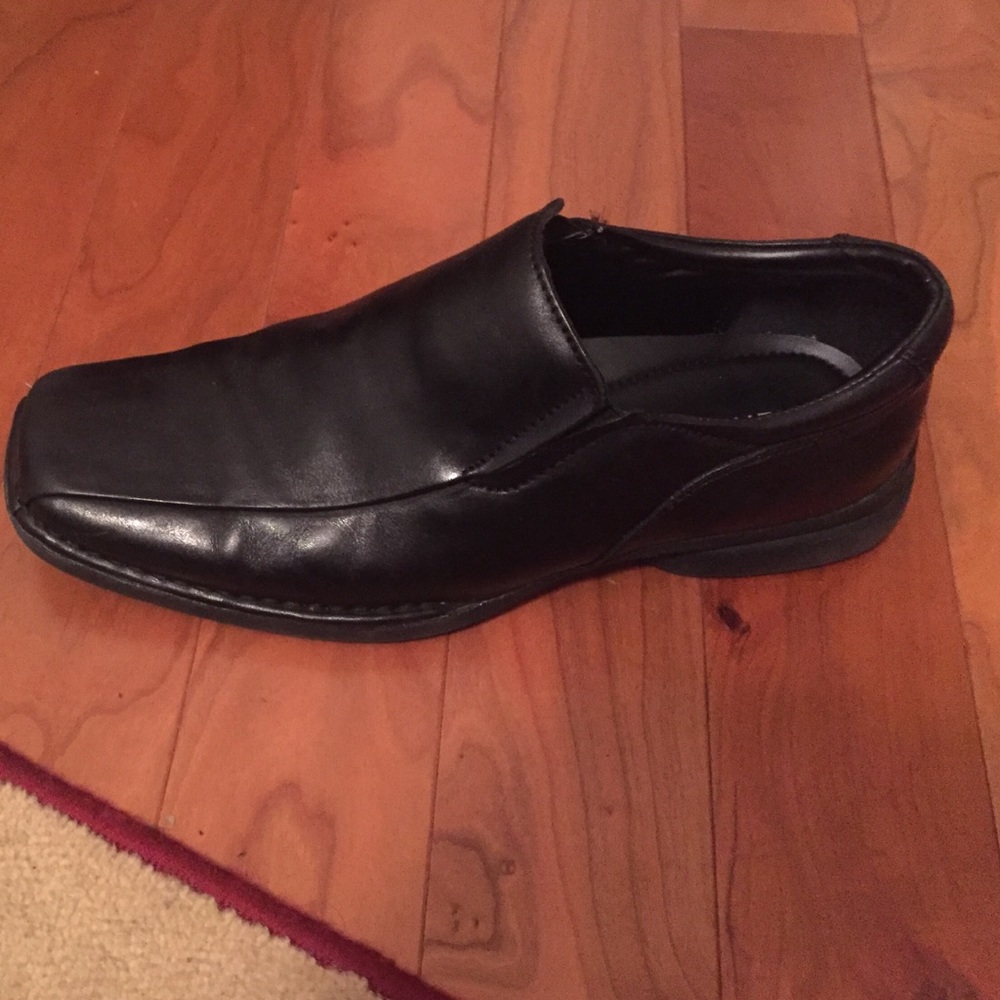 Black Kenneth Cole dress shoe