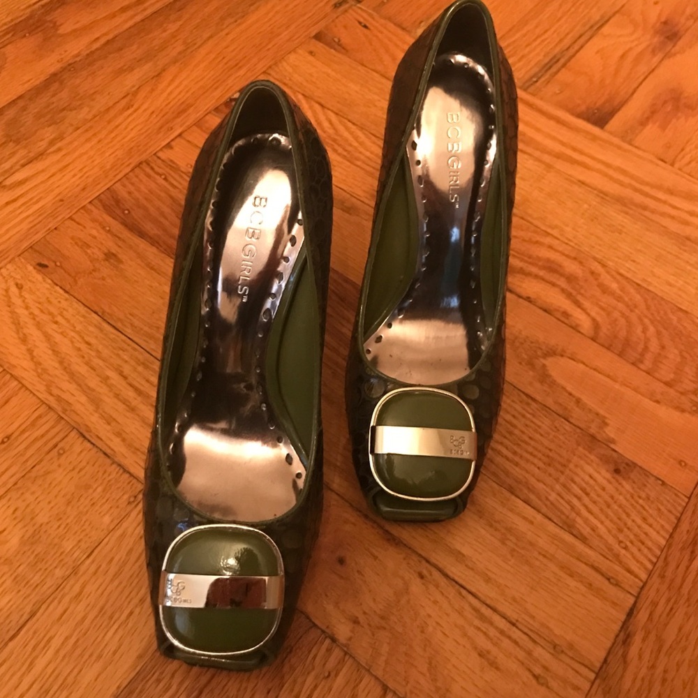 BCBG heels!4 inch Peep toe.Hidden platform.perfect