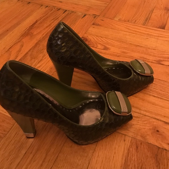 BCBG heels!4 inch Peep toe.Hidden platform.perfect - Picture 2 of 4