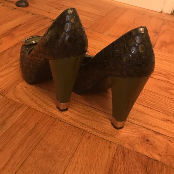 BCBG heels!4 inch Peep toe.Hidden platform.perfect - Picture 3 of 4