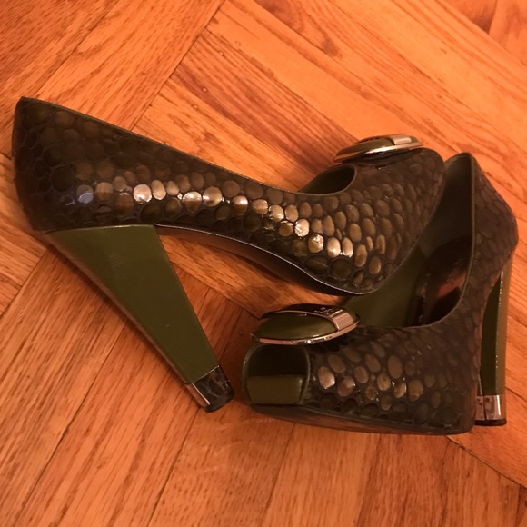 BCBG heels!4 inch Peep toe.Hidden platform.perfect - Picture 4 of 4