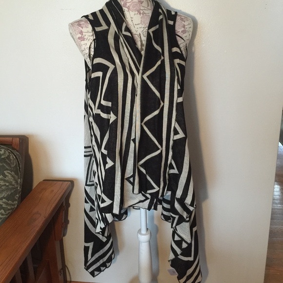 T/0 sleeveless blanket sweater. Super cute! - Picture 1 of 4