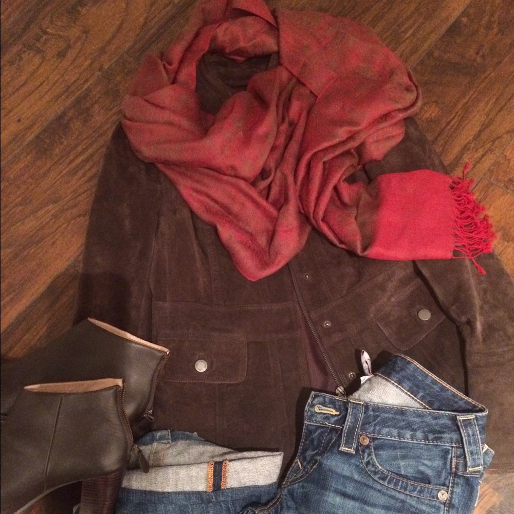 3/25 Red and brown scarf