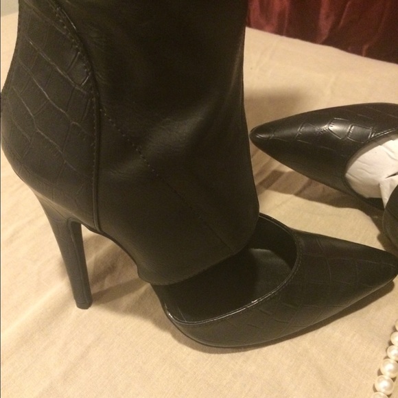 Classy Black Knee Boot - Picture 2 of 3