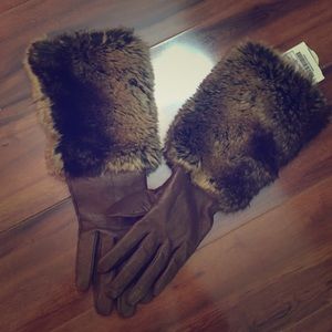 Leather and faux fur gloves