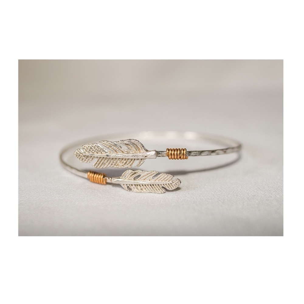 Double feather ๐cuff bracelet