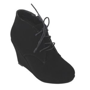 Black wedges