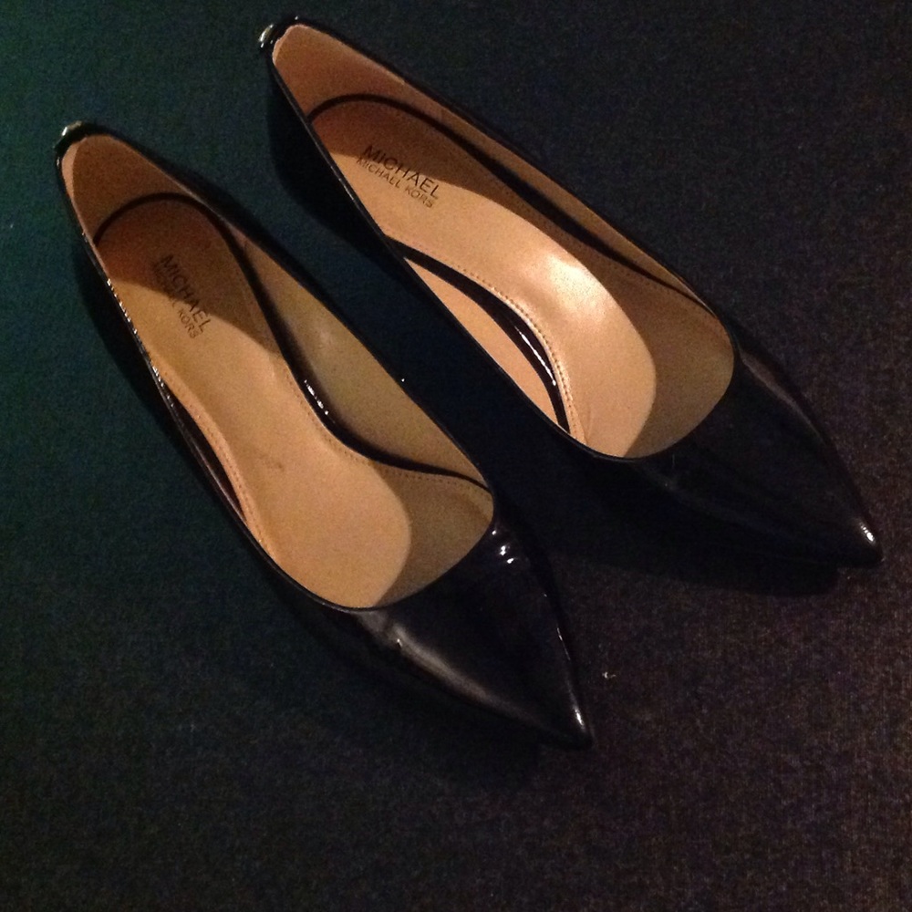 MK BLACK PATENT 2" pumps