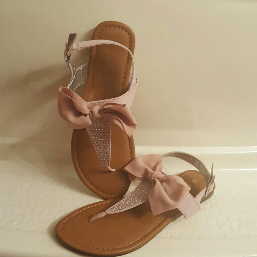 8M sandals