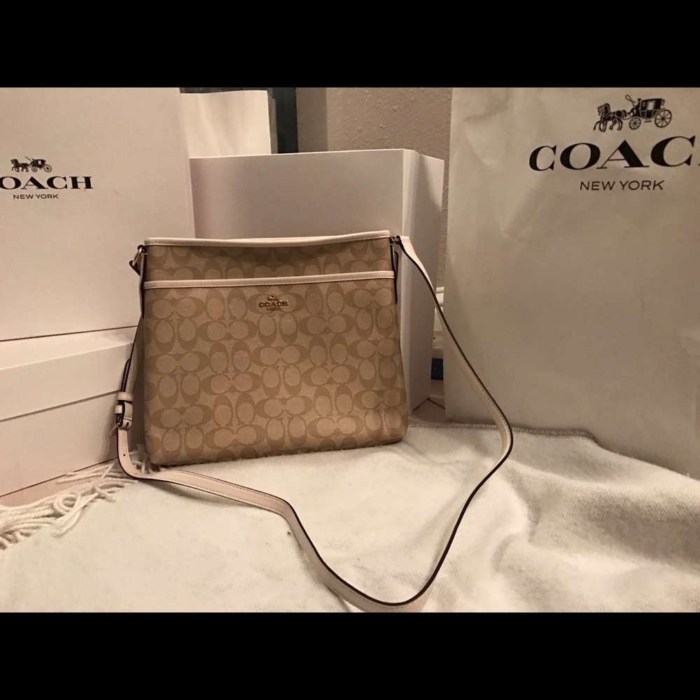 Coach vanilla Side Bag !!