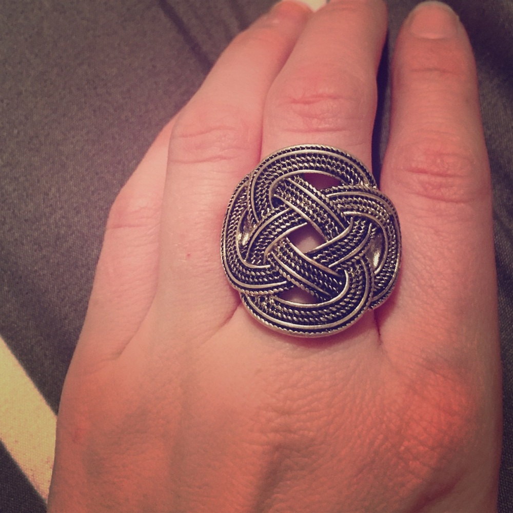Stretchy designed ring
