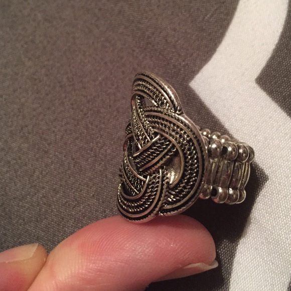 Stretchy designed ring - Picture 3 of 3