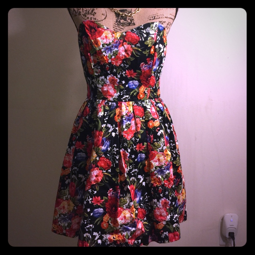 NWOT Fit and flare flower dress. Ribbed top.