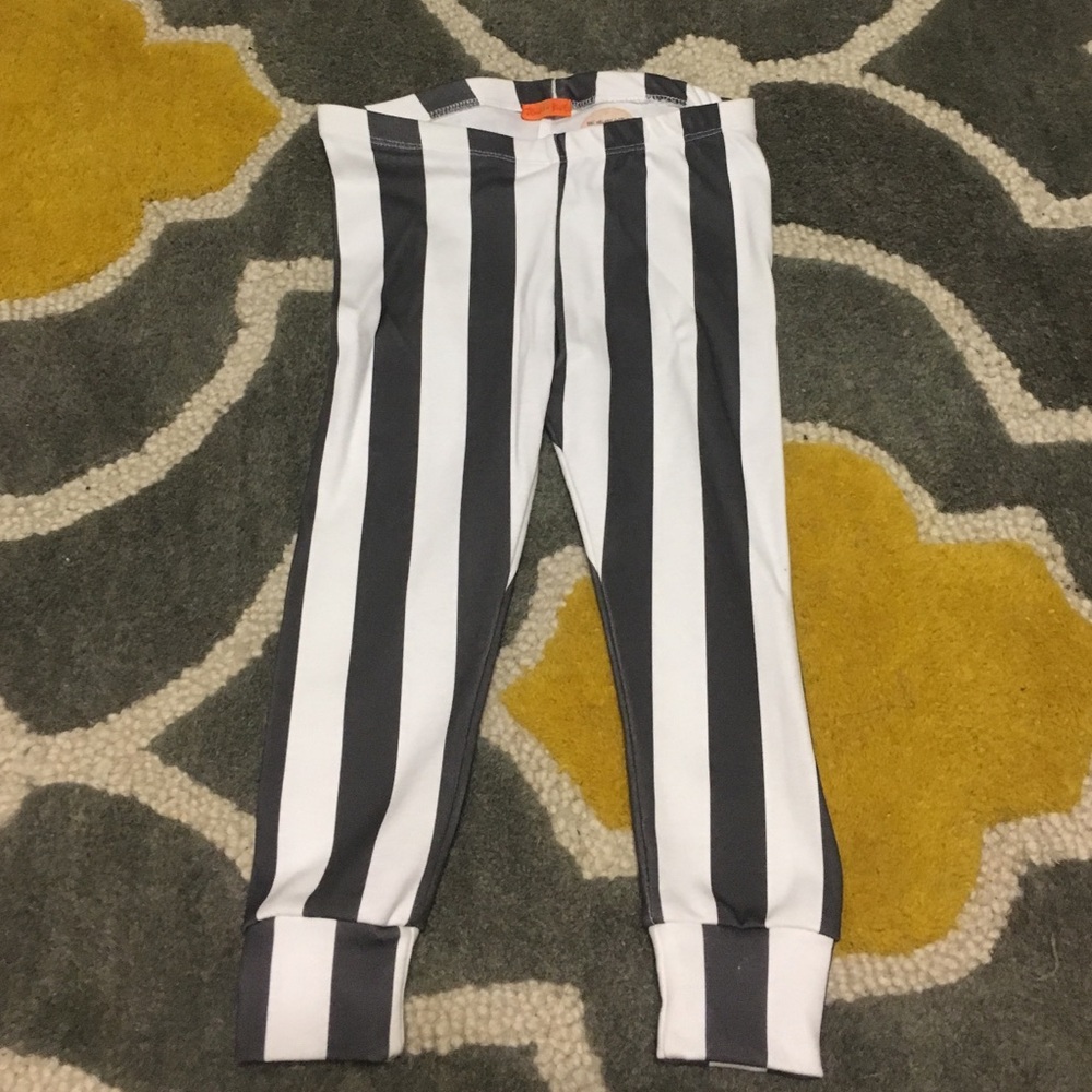 Black & white stripped leggings