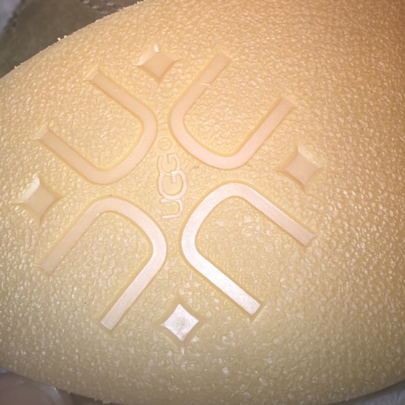 UGG suede slip on heels - Picture 4 of 4