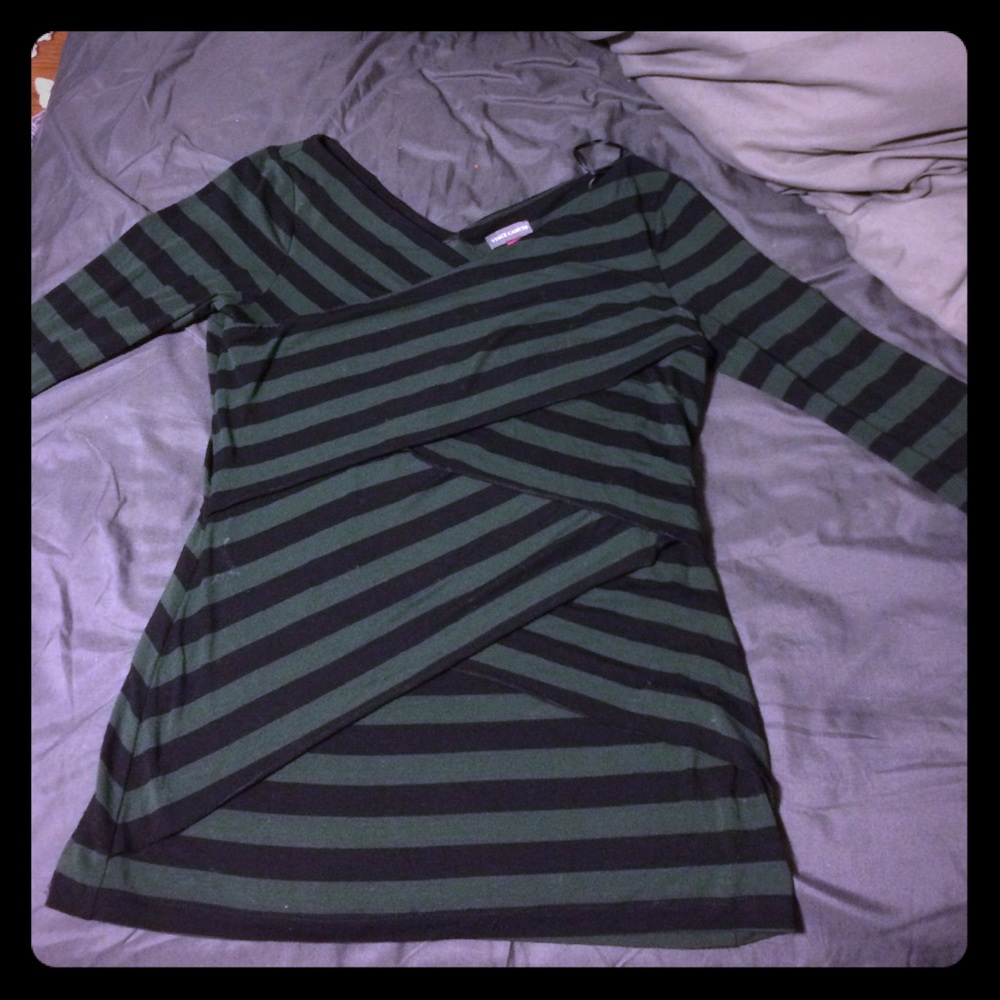 VINCE CAMUTO SEXY V-NECK
