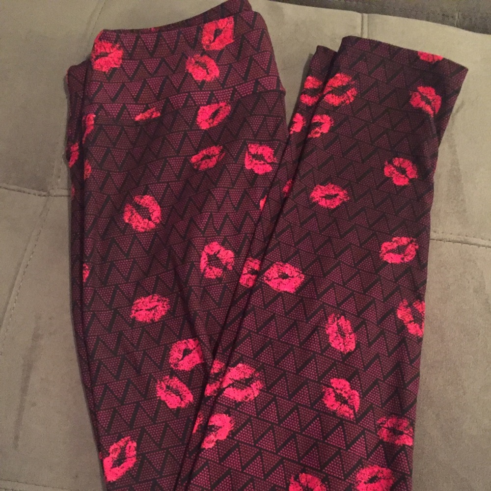 Lularoe Valentine's Kiss Leggings NWT OS.