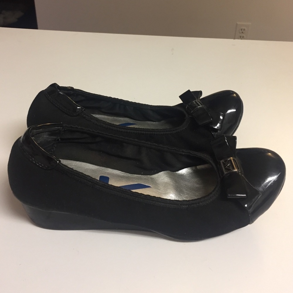 Anne Klein sport flexible black flats