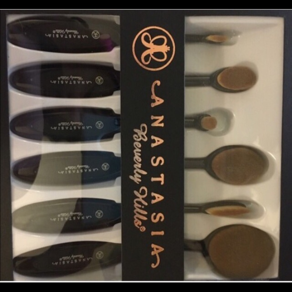 Anastasia Oval Brush Set