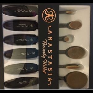 Anastasia Oval Brush Set