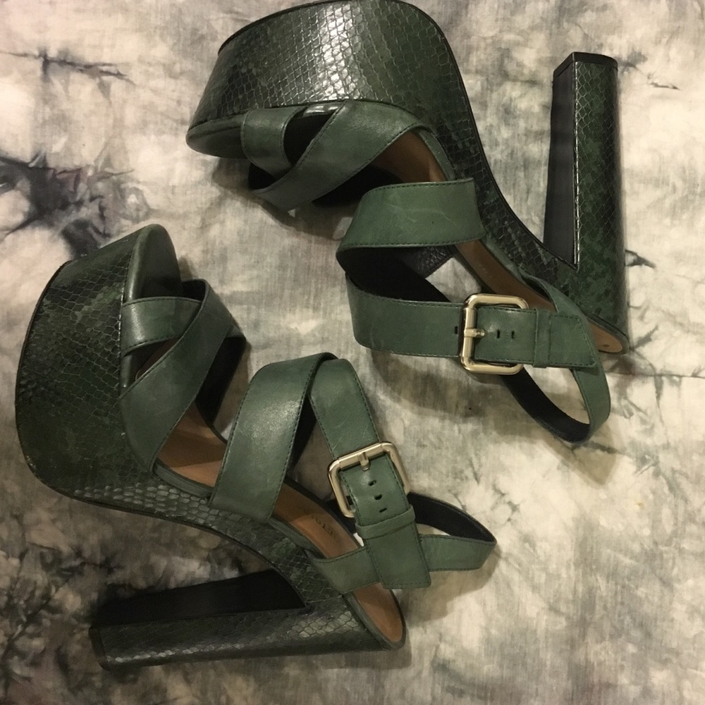 Pour La Victoire Platform Heels